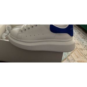 White /dark blue sneakers